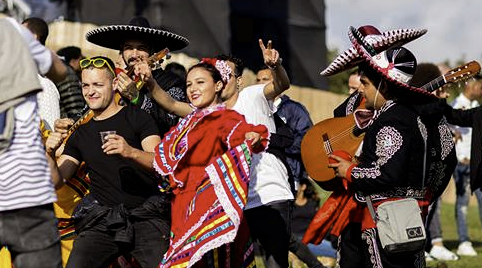 Mexicaanse muziek met een eigen geluidinstallatie en licht