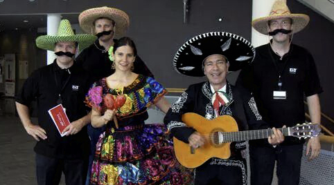 Serenades traditionele kleding en leuke liedjes